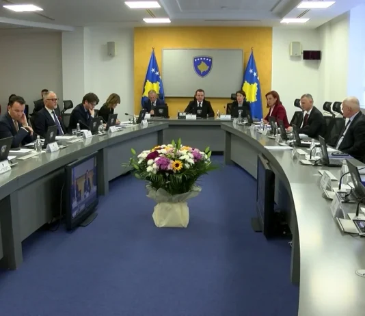 “2025, vit i interesave partiake”/ Analistët në Kosovë: Pasojat e krizës vijojnë, pritet rikthimi te interesat e qytetarëve