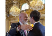 FOTOLAJM / Rama takon dhëndrin e Donald Trump në Paris