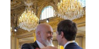 FOTOLAJM / Rama takon dhëndrin e Donald Trump në Paris