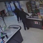 VIDEO/ Grabitje në Yzberisht, hajduti kërcënon me thikë kasieren