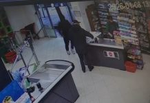 VIDEO/ Grabitje në Yzberisht, hajduti kërcënon me thikë kasieren