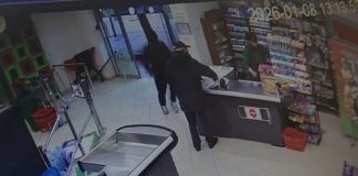 VIDEO/ Grabitje në Yzberisht, hajduti kërcënon me thikë kasieren