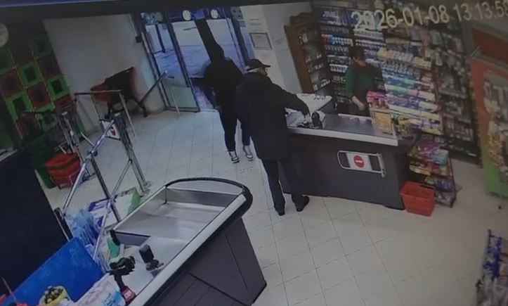 VIDEO  Grabitje në Yzberisht  hajduti kërcënon me thikë kasieren