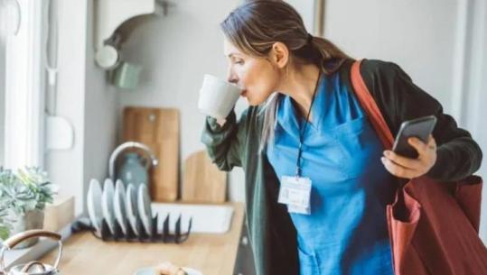 pse-disa-njerez-vonohen-gjithmone-psikologet-tregojne-cfare-ndodh-ne-trurin-tone