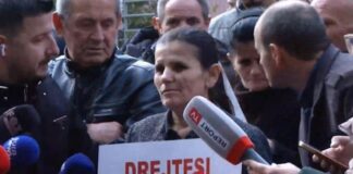 ‘Duam drejtësi’, banorët e Velipojës zhvendosin protestën kundër resortit në Velipojë pranë SPAK-ut