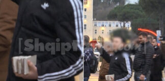 Pa nisur protesta e Partisë Demokratike, i mituri mban në dorë pllaka guri! I hedh drejt kryeministrisë