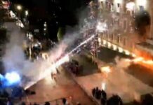 E FUNDIT/ Berisha mbaron fjalimin plasin molotovët