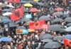 Sheshi në Prishtinë “pushtohet” nga qindra persona dhe flamuj të UÇK-së pak para nisjes së marshimit