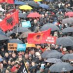 Sheshi në Prishtinë “pushtohet” nga qindra persona dhe flamuj të UÇK-së pak para nisjes së marshimit