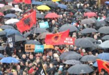 Sheshi në Prishtinë “pushtohet” nga qindra persona dhe flamuj të UÇK-së pak para nisjes së marshimit