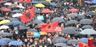 Sheshi në Prishtinë “pushtohet” nga qindra persona dhe flamuj të UÇK-së pak para nisjes së marshimit