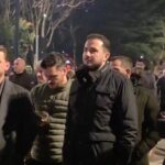 I distancuar nga Berisha dhe i rrethuar nga një grup të rinjsh, Salianji i bashkohet protestës së PD
