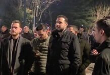 I distancuar nga Berisha dhe i rrethuar nga një grup të rinjsh, Salianji i bashkohet protestës së PD