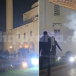 Besimtarët duke u falur, militantët e Berishës zhvendosen pranë tyre! Policia hedh gaz lotsjellës te dera e Xhamisë së Namazgjasë