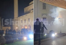 Besimtarët duke u falur, militantët e Berishës zhvendosen pranë tyre! Policia hedh gaz lotsjellës te dera e Xhamisë së Namazgjasë