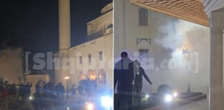Besimtarët duke u falur, militantët e Berishës zhvendosen pranë tyre! Policia hedh gaz lotsjellës te dera e Xhamisë së Namazgjasë