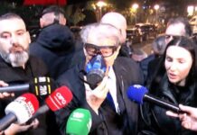 Berisha shfaqet me maskë kundra gaz dhe krijon skenarë, protestuesja: Më qëlluan me plumb gome nga tarraca e Kryeministrisë