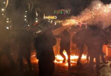 Protesta e dhunshme e Berishës me molotovë, 17 ‘kryengritës të armatosur’ në pranga dhe 35 nën hetim