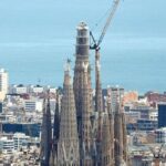 Moment historik në Barcelonë, 144 vite pas fillimit të ndërtimit vendoset pjesa e fundit e ‘Sagrada Familia’