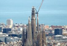 Moment historik në Barcelonë, 144 vite pas fillimit të ndërtimit vendoset pjesa e fundit e ‘Sagrada Familia’