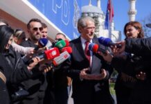 Molotovët drejt xhamisë/ Berisha nuk tërhiqet nga dhuna: Ne mbajtëm qëndrim korrekt! PS është organizatë kriminale