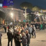 Protesta e PD-së/ Mbërrijnë përpara kryeministrisë militantët e parë, të tjerë po presin daljen e Berishës nga selia