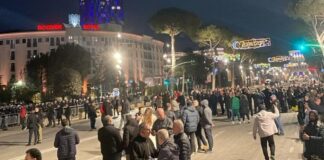 Protesta e PD-së/ Mbërrijnë përpara kryeministrisë militantët e parë, të tjerë po presin daljen e Berishës nga selia