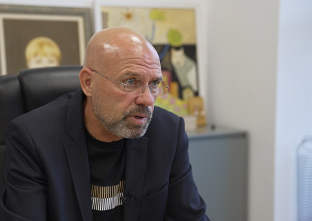 neni-242-perballe-kushtetutes-manjani-ligji-s-mund-te-jape-me-shume-privilegje-se-sa-parashikon-themeli-kushtetues