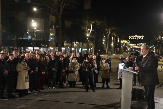 Standardi i dyfishtë i PD me prangat që kërcet SPAK në Kuvend