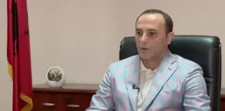 U skualifikua nga SPAK për një fotografi me Veliajn, gjyqtari Gerd Hoxha fiton në KLGJ dhe vazhdon garën si kandidat në GJKKO