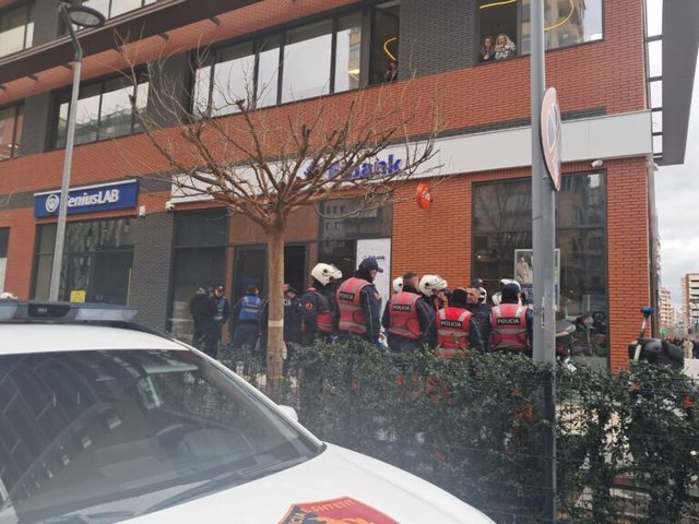 Detaje nga grabitja me kallash e degës FiBank në Tiranë, autori qëlloi me armë zjarri dhe… (VIDEO+EMRI)