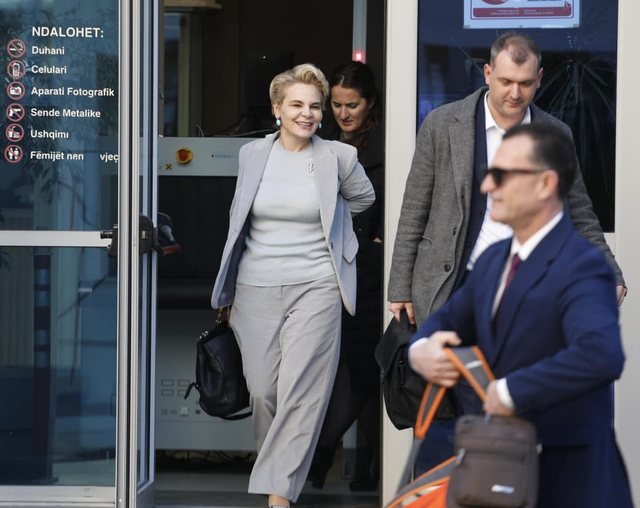 Monika Kryemadhi  Do dalin mesazhet e mia me Ramën  si ia kemi futur Metës  Ai donte Klosin  ne Veliajn