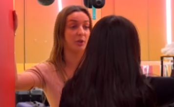 VIDEO/ “Fillon me k dhe mbaron me a…” – Greta i zë derën Juelës, banorja: Ik moj pise, e mjera ti…