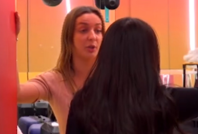 VIDEO   Fillon me k dhe mbaron me a     Greta i zë derën Juelës  banorja  Ik moj pise  e mjera ti 