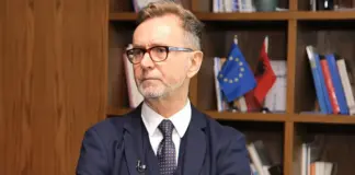 “Sulmet e politikanëve ndaj SPAK nuk duhet të vazhdojnë”/ Ambasadori Silvio Gonzato për DW: Po ndjekim nga afër nismën për heqjen e imunitetit