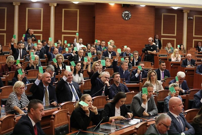 “Shtrembërim i historisë, luftuan për lirinë”, Kuvendi i Shqipërisë me deklaratë pro ish-krerëve të UÇK