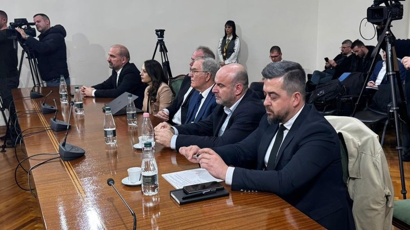 Mblidhet Komisioni i Reformës Zgjedhore  PD ulet sërish në tryezë me PS  Zbulohen emrat e ekspertëve nga të dyja palët