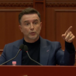 “Po rrëzon tarracën e pallatit”, Braçe denoncon qytetarin: Ujësjellësi t’i ndërpresë ujin dhe ta verifikojë