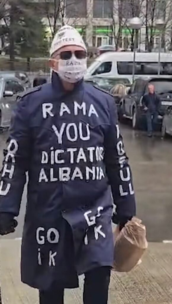 FOTO LAJM  Duke pritur Doktorin 