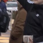 Pa nisur protesta e Partisë Demokratike, i mituri mban në dorë pllaka guri! I hedh drejt kryeministrisë