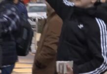 Pa nisur protesta e Partisë Demokratike, i mituri mban në dorë pllaka guri! I hedh drejt kryeministrisë