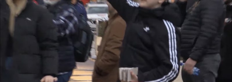 Pa nisur protesta e Partisë Demokratike  i mituri mban në dorë pllaka guri  I hedh drejt kryeministrisë