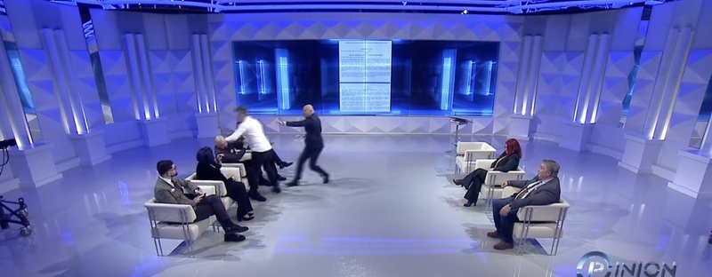 VIDEO  Plas grushti në studio  Berat Buzhala godet Albatros Rexhajt  Ndërhyn Blendi Fevziu