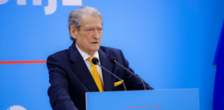 Konferenca e Ramës me Dash Sulën, Berisha: Shprehja “Puthu me Milo” u bë “Puthu me Dashin”