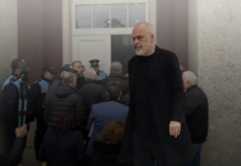 Zbardhet debati pa media i kryeministrit me banorët e Durrësit! Rama: Ika fare, ju do të dilni të humbur, mos më bëni karshillik me komunista