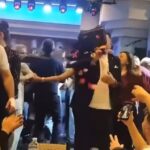 Ylli Baka qëllohet me pjatat e luleve në një event në Greqi, reagimi i këngëtarit (VIDEO)