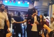 Ylli Baka qëllohet me pjatat e luleve në një event në Greqi, reagimi i këngëtarit (VIDEO)