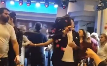 Ylli Baka qëllohet me pjatat e luleve në një event në Greqi, reagimi i këngëtarit (VIDEO)
