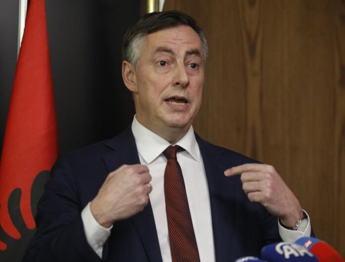 -800-0-1771496101xmcallisterfq1-126