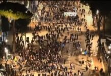 Balla reagon për protestën e opozitës: Grupi kriminal që mbulohet me çadra edhe pse nuk bie shi gati për molotovët e një plaku të rrjedhur